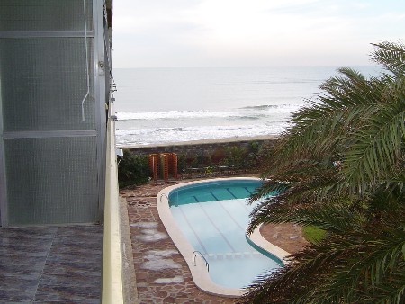 Imagen de la zona de la piscina de los apartamentos GAVAMAR de Gav&agrave; Mar